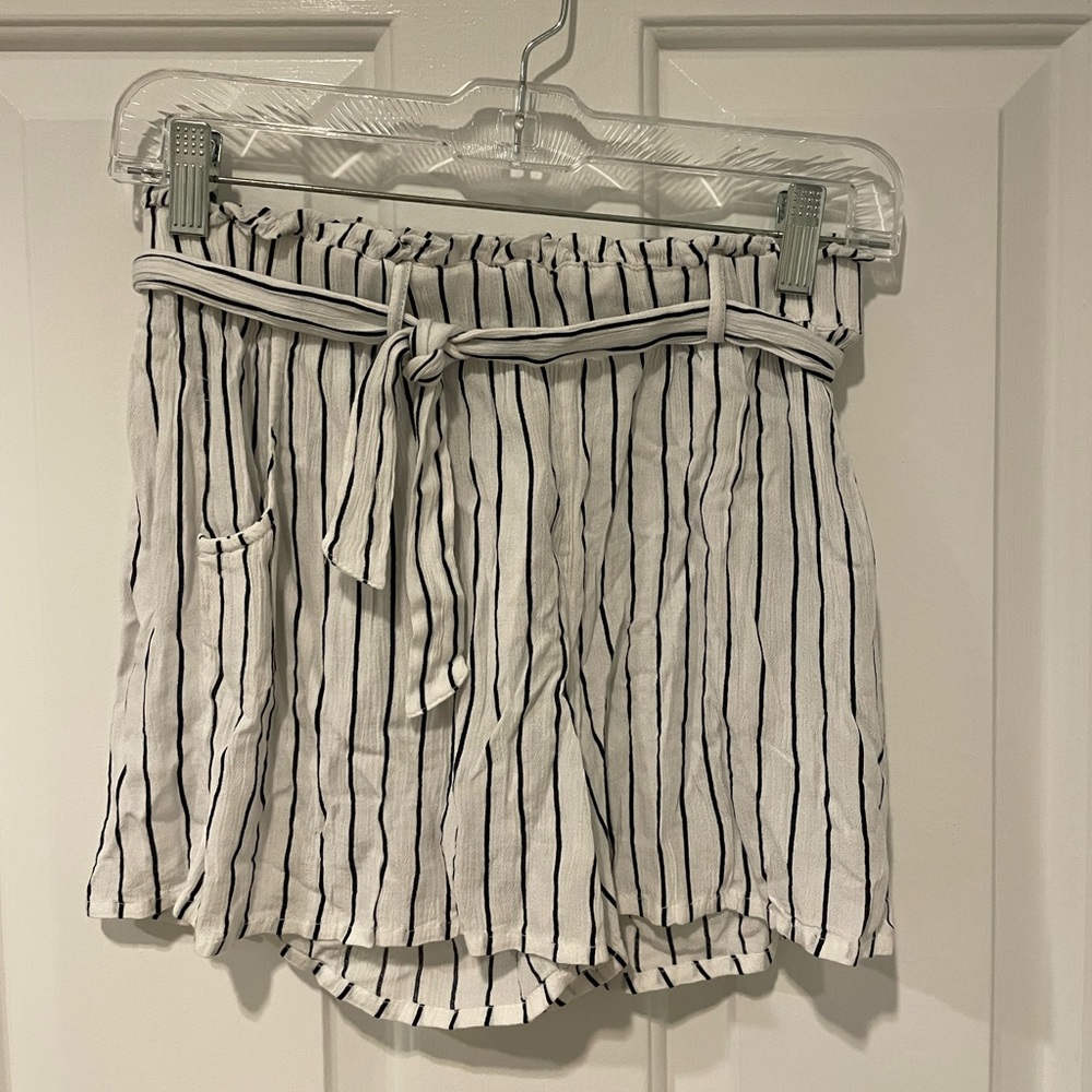 NWT Roxy Girl shorts white with black stripe size Large (12)